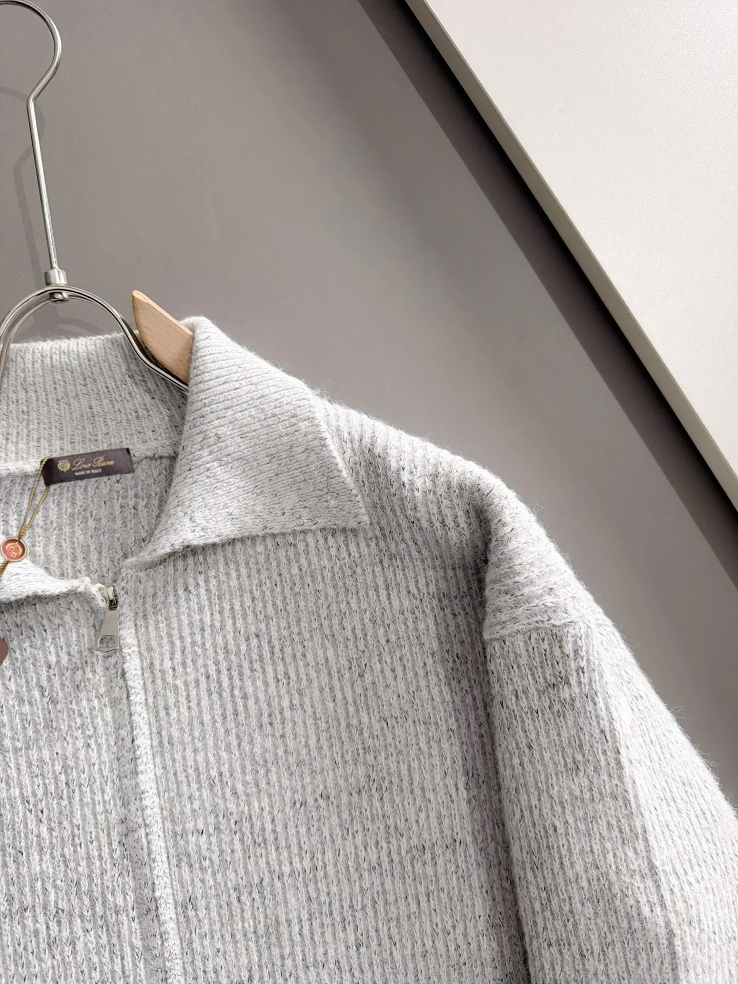 LP Loro Piana's 2026 autumn and winter latest sweater jackets from the official website are now on sale at the counter for Hot Sale! Specially made of wool blended fabric. It feels comfortable and can be directly in contact with the skin. The logo badge is exquisitely embroidered, which is extremely eye-catching! The details highlight the fashionable charm of big brands. Exquisite workmanship. Three-dimensional cutting style. The wearing effect is invincible and handsome! All three standards are complete! Sizes:M-3XL